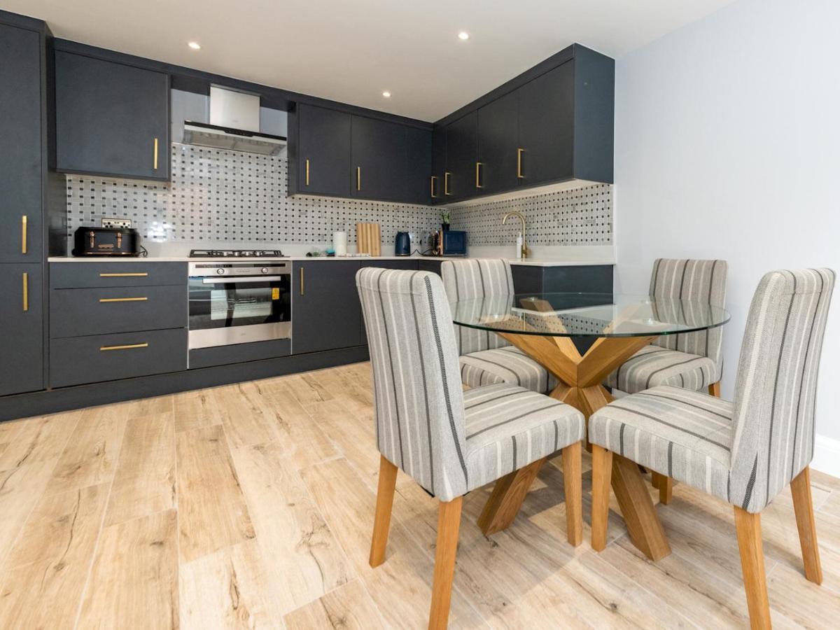 Pass The Keys Brand New Stylish 2br Flat In Centre * Reading